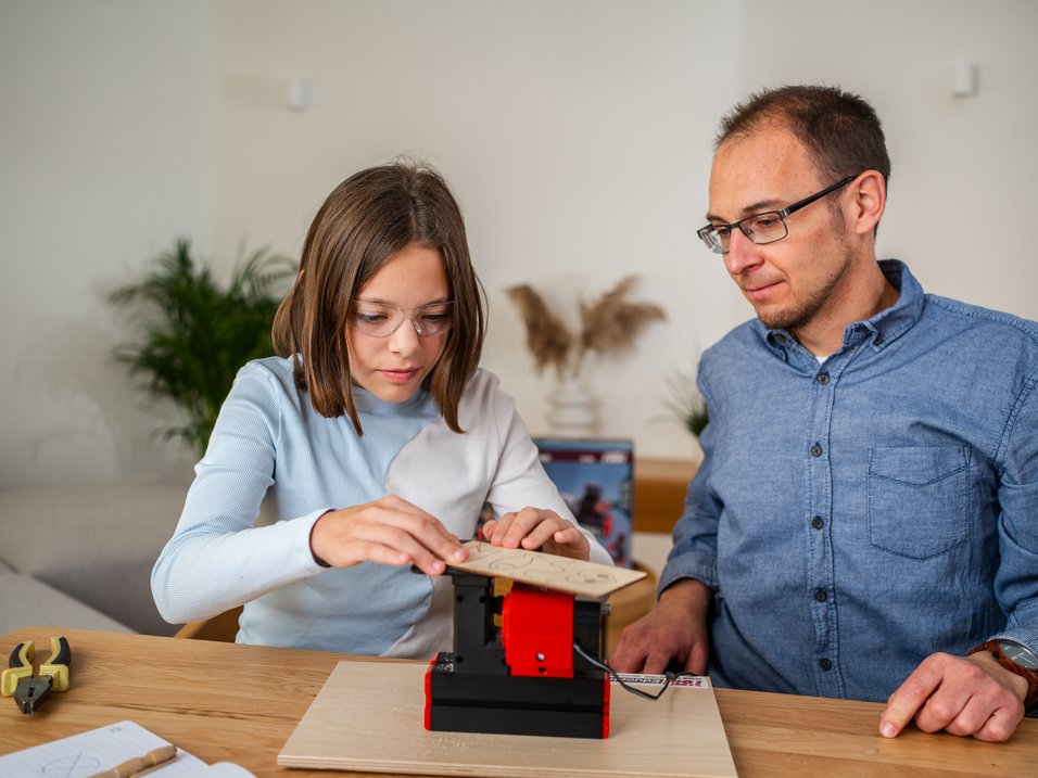 Father and daugther working with the UNIMAT 1 Classic jig saw