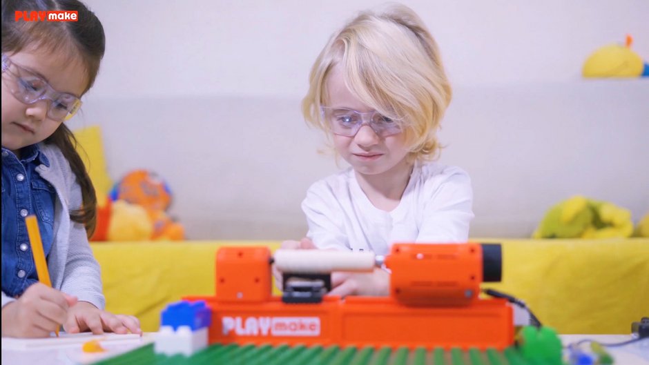 playmake 4in1 children working with the lathe 
