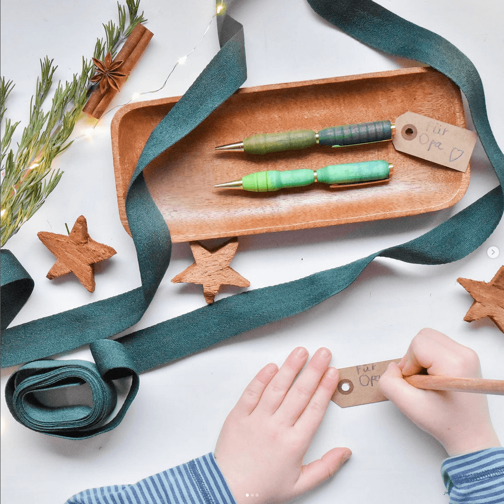 Kind drechselt einen Holzkugelschreiber mit PLAYmake